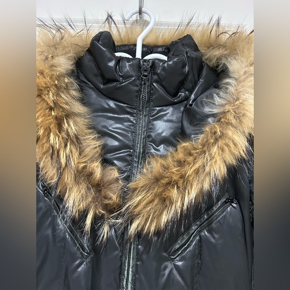 Women's Black Puffer Coat with Faux Fur Trim - Picture 7 of 11